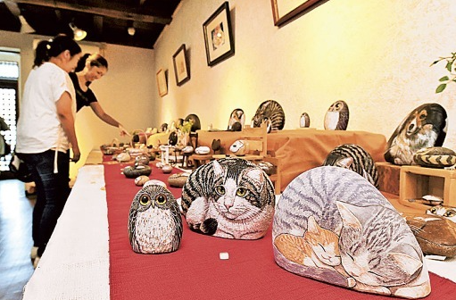 日本浜松市西区举行在石头上画猫的特色展会石猫展