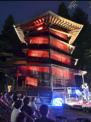 日本会津若松市举行了与LED灯结合的镇魂祭