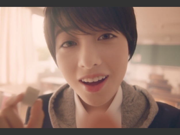 日本演员桥本环奈首次公开男装照片 并在广告中展示“抬下巴”及“壁咚” 日本演员桥本环奈首次公开男装照片 并在广告中展示“抬下巴”及“壁咚”