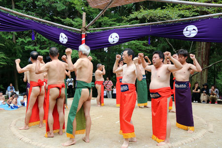 日本滋贺县日抚神社在敬神相扑间歇时举行“相扑舞蹈”