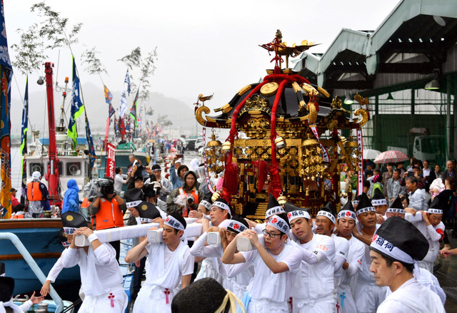 日本岩手县大槌町“拖船祭”时隔8年“复活”