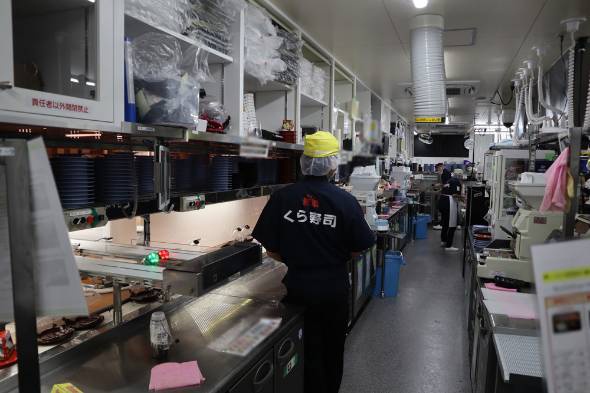 日本回转寿司店厨房长什么样？跟随记者探访くら寿司新店