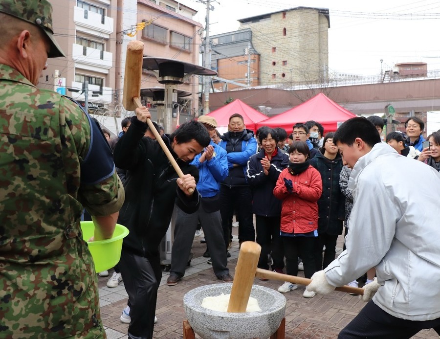 长崎县佐世保市开展捣麻糬体验活动