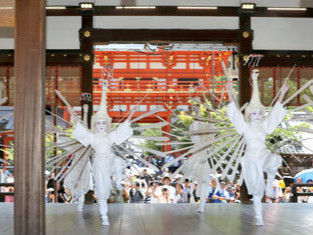 京都祇园祭华丽上演舞奉纳、太鼓、狮子舞等 在酷暑中卖力表演