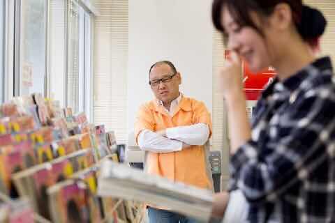 在日本便利店站着阅读杂志等书籍是否一定要购