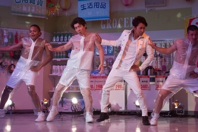 岚组合大野智将在小品节目《LIFE！》中表演华丽的舞蹈