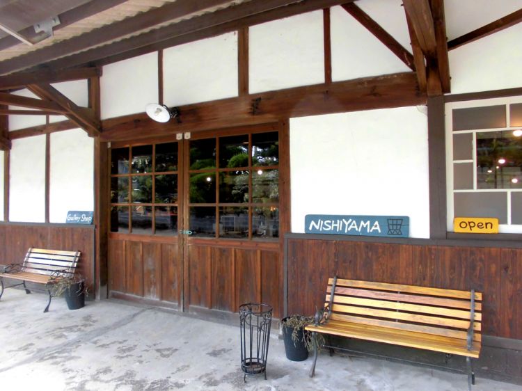 在波佐见烧的镇上找到时尚现代的陶器♪.....