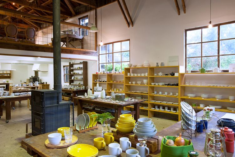 在波佐见烧的镇上找到时尚现代的陶器♪.....