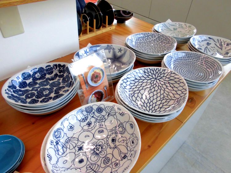 在波佐见烧的镇上找到时尚现代的陶器♪.....