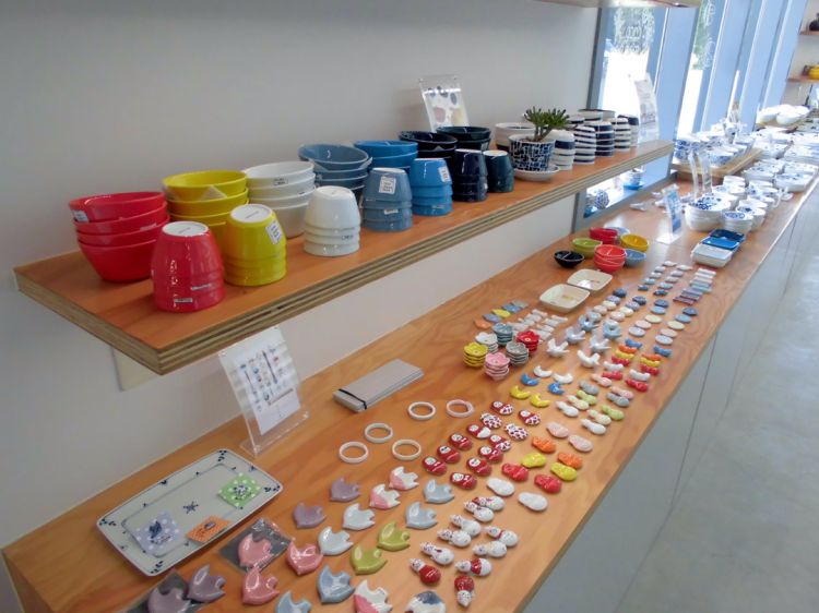 在波佐见烧的镇上找到时尚现代的陶器♪.....