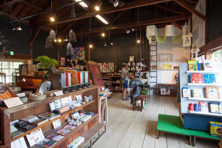 在波佐见烧的镇上找到时尚现代的陶器♪.....