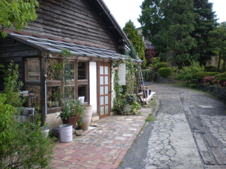 在波佐见烧的镇上找到时尚现代的陶器♪.....