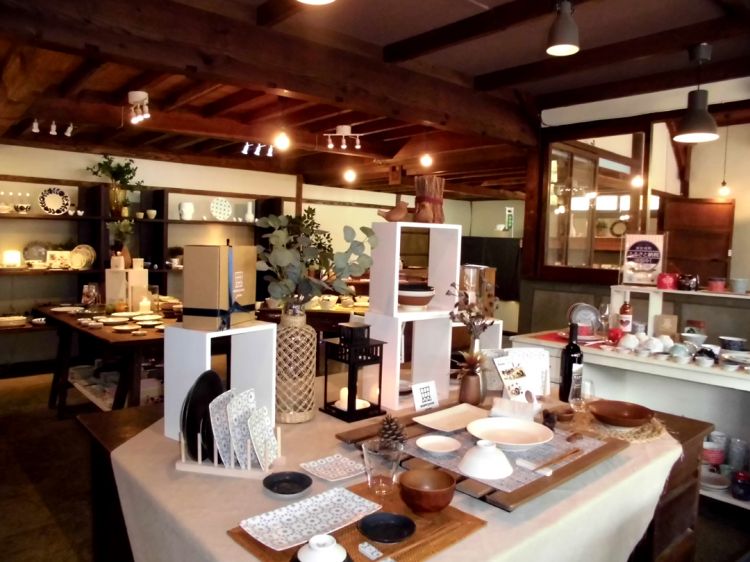 在波佐见烧的镇上找到时尚现代的陶器♪.....