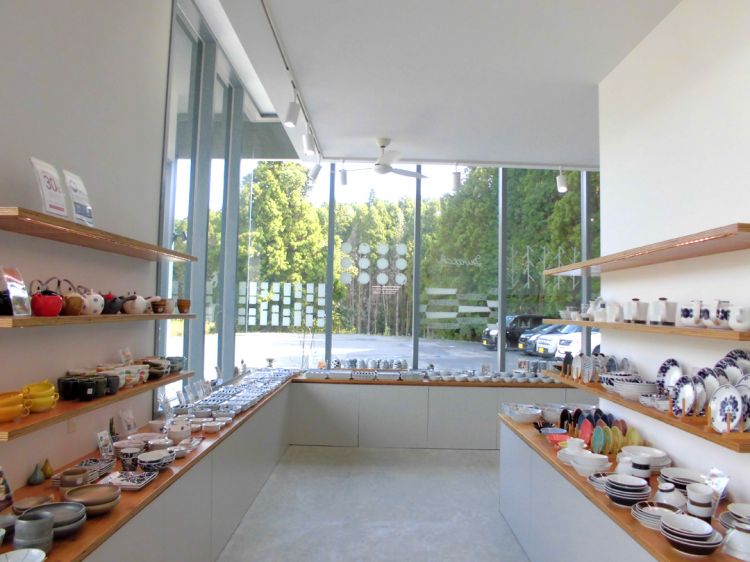 在波佐见烧的镇上找到时尚现代的陶器♪.....