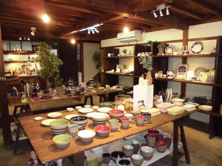 在波佐见烧的镇上找到时尚现代的陶器♪.....