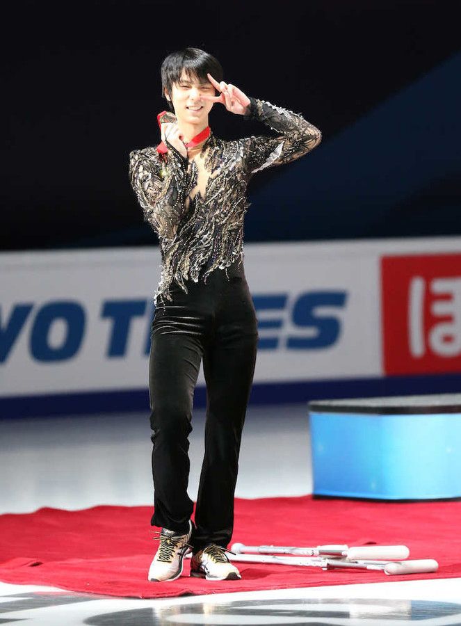 羽生结弦在训练中受伤拄拐杖登上领奖台 日本通