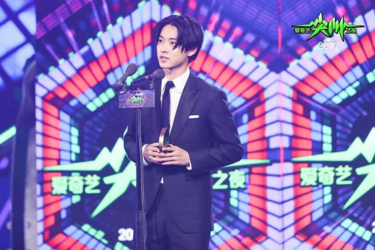 日本演员山崎贤人在爱奇艺尖叫之夜获得“亚洲新锐艺人”奖