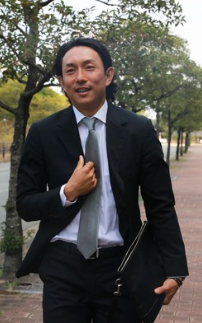 日本前软银鹰队员川崎宗则在退役后首次回访球队