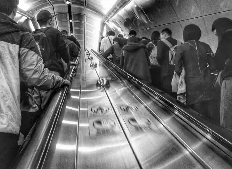 扶梯“左立右行”是日本人素质高的表现？