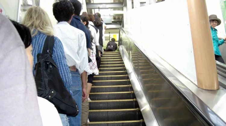 扶梯“左立右行”是日本人素质高的表现？