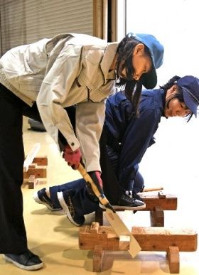 记者亲身体验职业技能培训 感受手工艺人的不