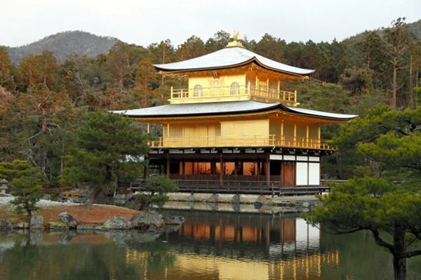 京都降雪 金阁寺出现雪顶绝景
