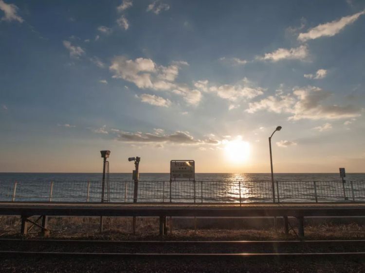 日本最美无人车站！现实版《千与千寻》的海上列车，仿佛童话般的存在... 