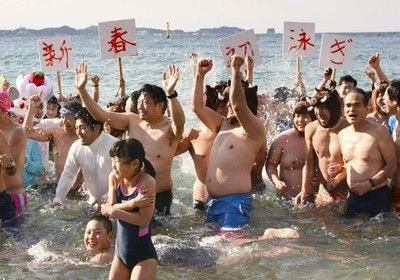 日本和歌山县田边市举办新春初泳活动