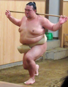 日本相扑选手稀势之里在受伤后首次参加训练 尚未确定何时出战