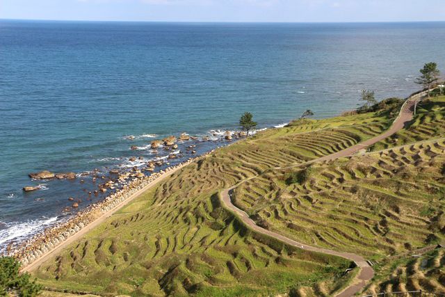 依偎在波澜壮阔外浦与风平浪静内浦间 能登半岛 石川县 日本通 依偎在波澜壮阔外浦与风平浪静内浦间 能登半岛 石川县 日本通