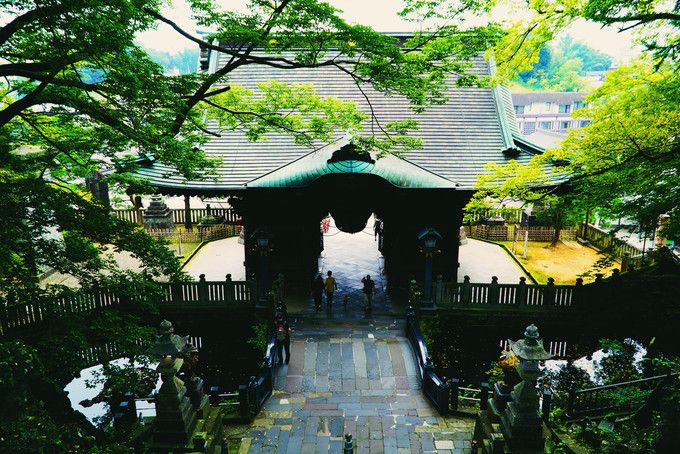 青灯古寺西风里，一色山光万顷秋