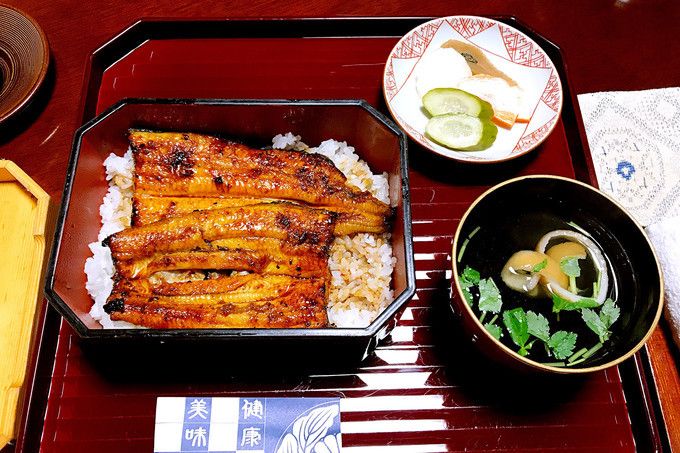 青灯古寺西风里，一色山光万顷秋