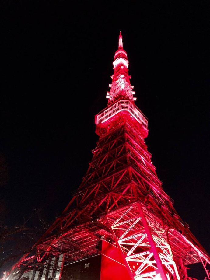 日本东京塔点亮中国红