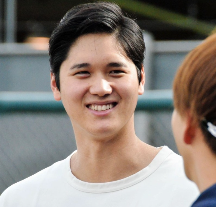 日本棒球运动员大谷翔平访问了在美国训练的日本火腿队