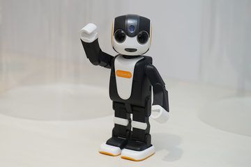 日本夏普公开移动型机器人“RoBoHoN”的新产品