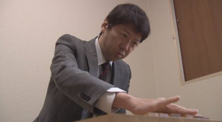 日本将棋手杉本昌隆在比赛中获胜 成功晋升为8段棋手