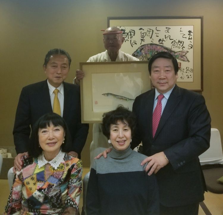 日本前首相鸠山由纪夫在东京与中国政务家潘庆林共同展望中日关系