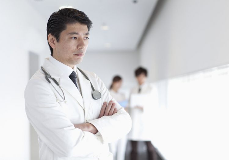 日本医生活活累成“病人”的背后