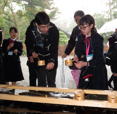 日本三重县皇学馆中学生用英语为留学生介绍伊势神宫名物 日本通