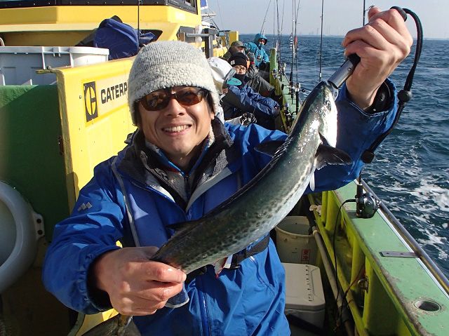 神奈川观音崎近海——用铅制的小鱼迷惑“大海的匪徒”鰆鱼! 