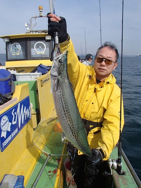 神奈川观音崎近海——用铅制的小鱼迷惑“大海的匪徒”鰆鱼! 神奈川观音崎近海——用铅制的小鱼迷惑“大海的匪徒”鰆鱼!