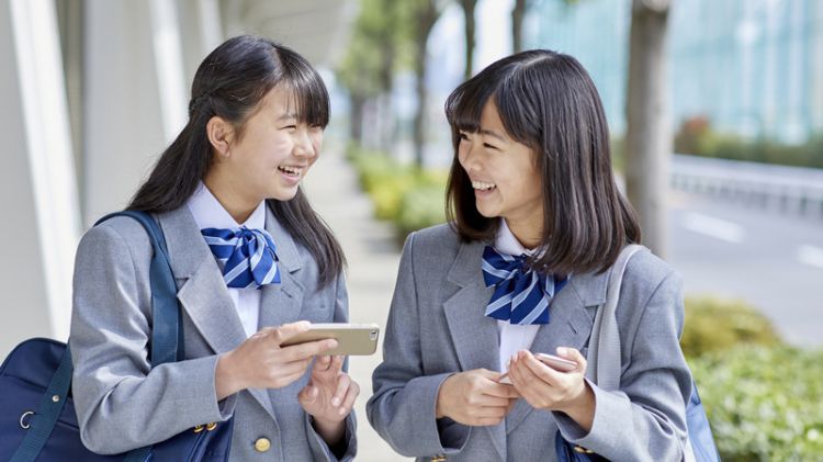 日本不准中小学生带手机入校是否欠妥