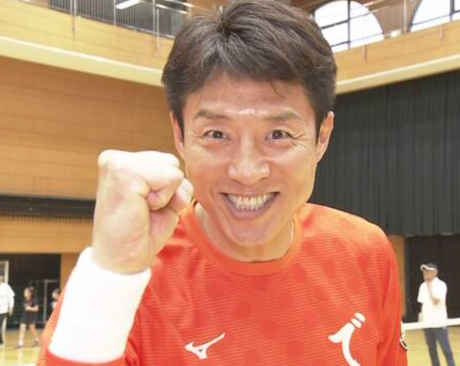 前日本网球运动员松冈修造指导小学老师和孩子网球基础