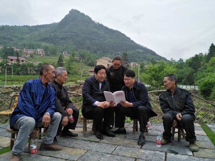 日本侨领潘庆林节日走访中国脱贫第一线