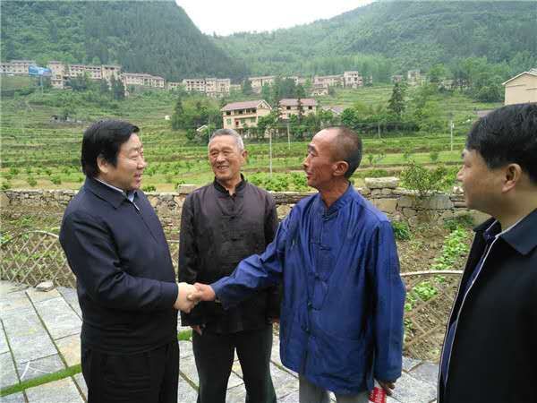 日本侨领潘庆林节日走访中国脱贫第一线