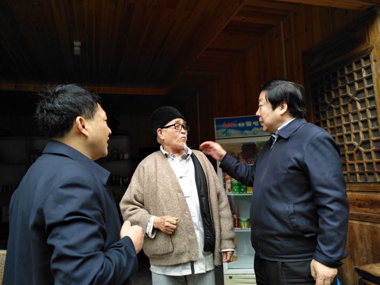 日本侨领潘庆林节日走访中国脱贫第一线