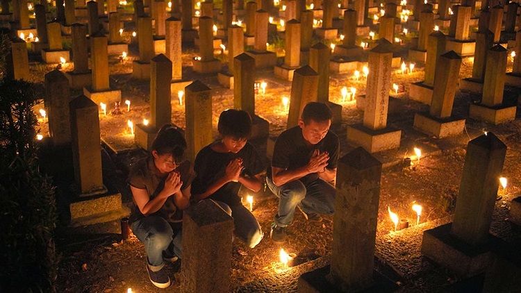 平成回忆录：明仁天皇和皇后的“祈福之路”（后篇）