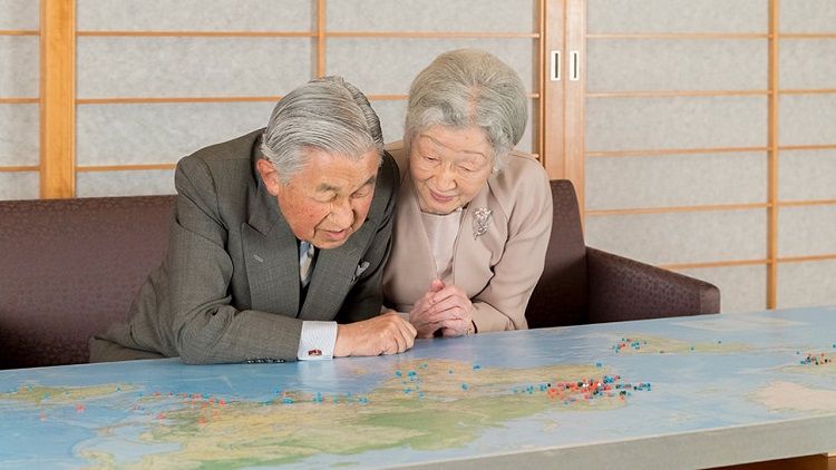 平成回忆录：明仁天皇和皇后的“祈福之路”（后篇）