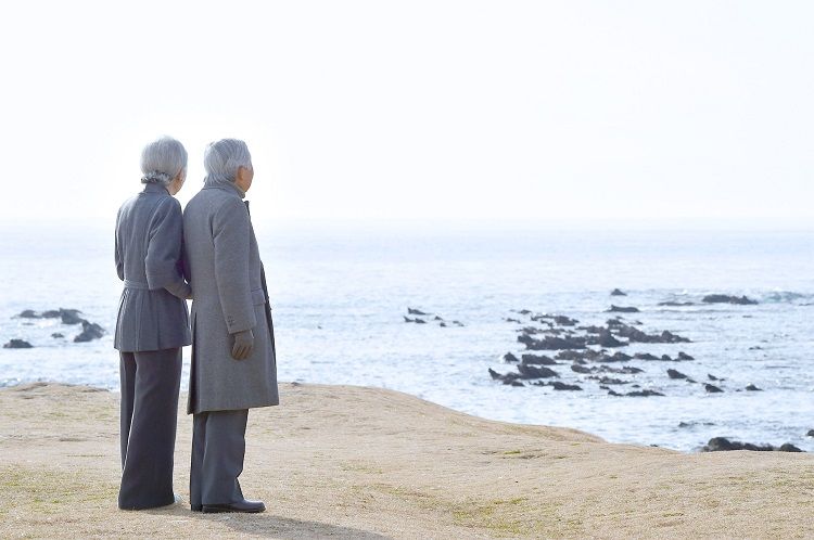 平成回忆录：明仁天皇和皇后的“祈福之路”（后篇）