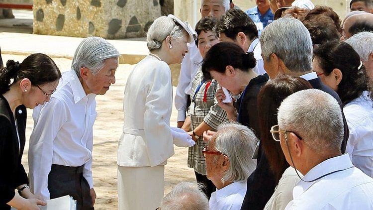 平成回忆录：明仁天皇和皇后的“祈福之路”（后篇）